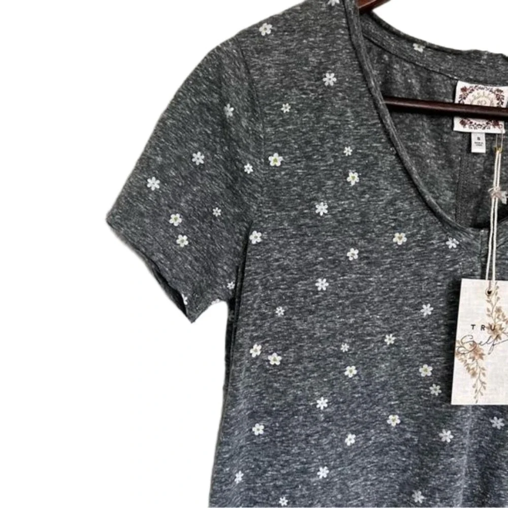 True Self Flower Print Gray Speckled Shortsleeve Top Women’s Gray Size Small